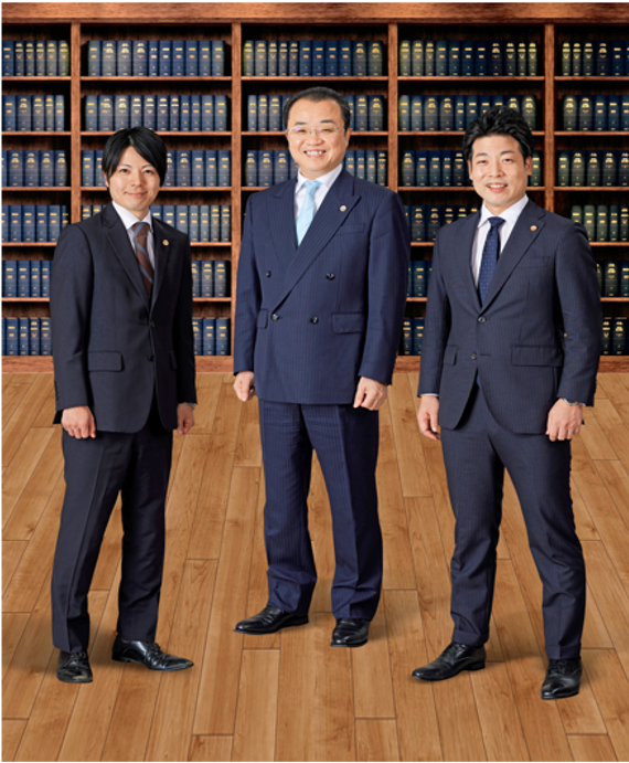 弁護士法人代表の中川弁護士と江西弁護士、菊池弁護士